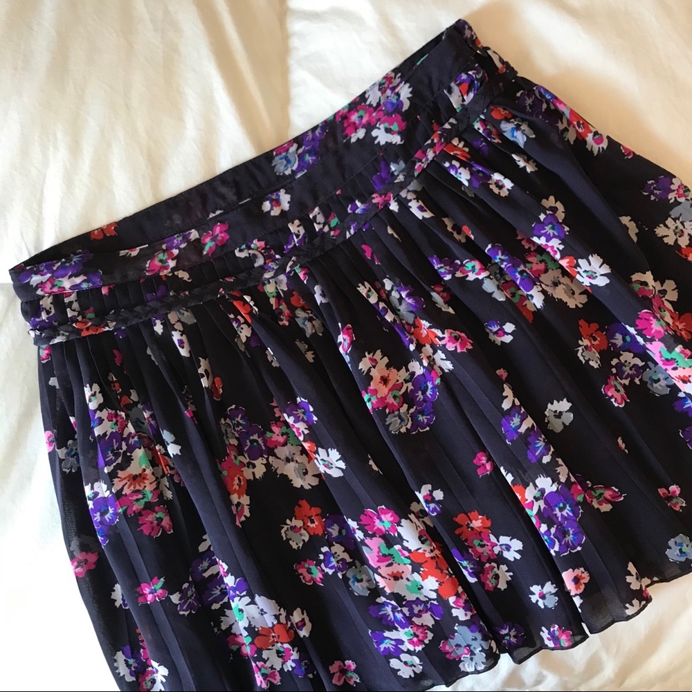 🚨LAST CHANCE‼️ AEO Floral Skirt